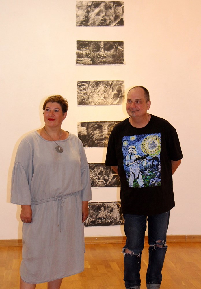 Dasha Delone i Dima Goryachkin u galeriji Fonticus, u pozadini niz Diminih radova